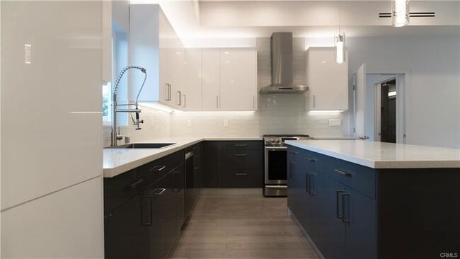 Building Photo - 6848 Encino Ave