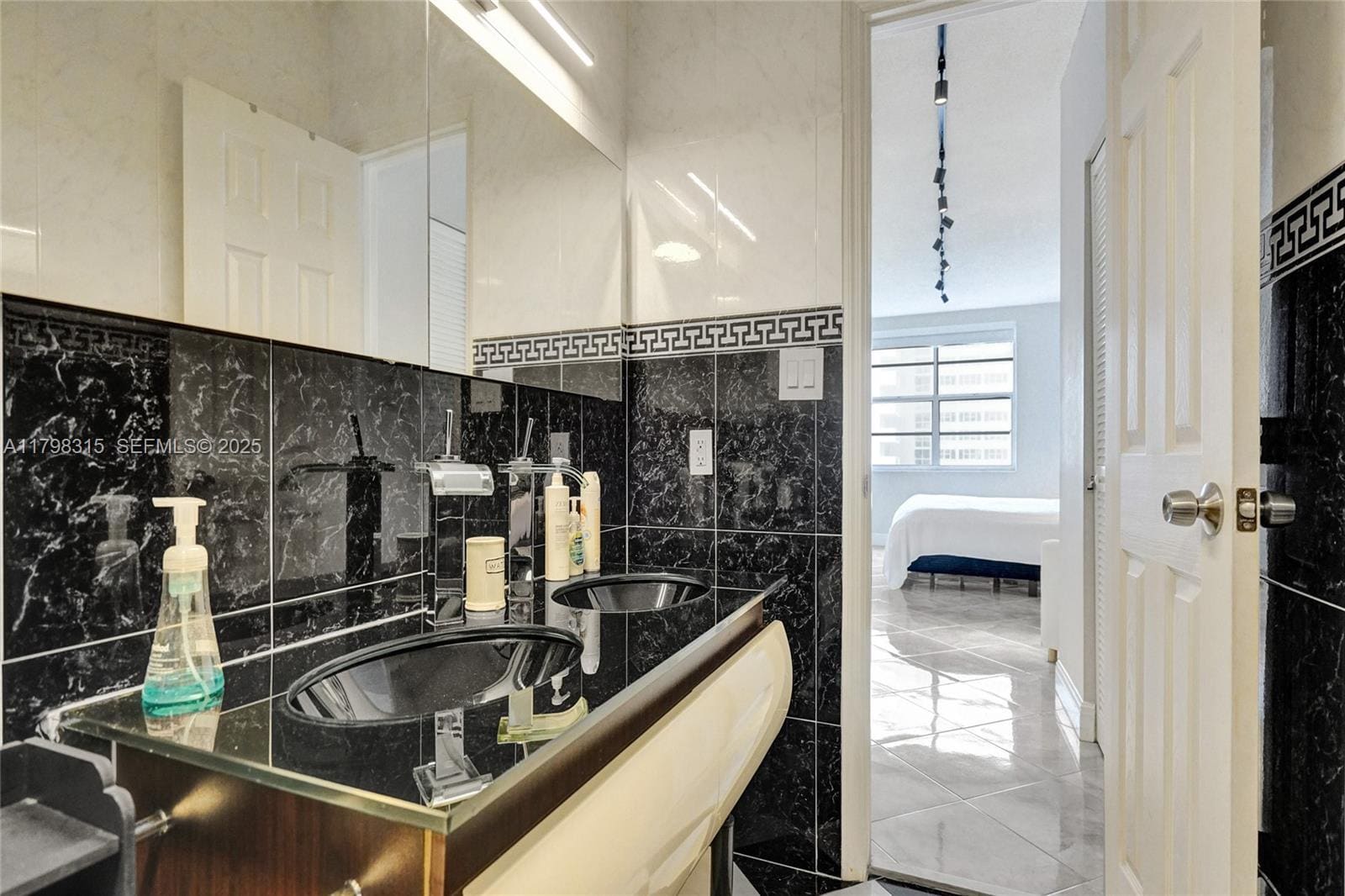 Building Photo - 1980 S Ocean Dr