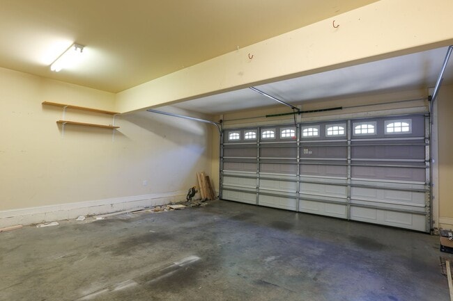 Building Photo - Gorgeous Three Bedroom Home!