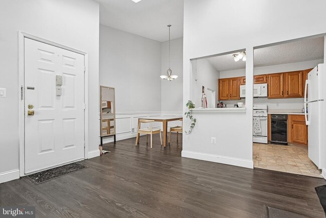 Building Photo - 11 Poillon Ct