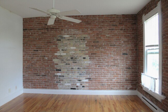 Building Photo - Charming Historic Studio in the Heart of D...
