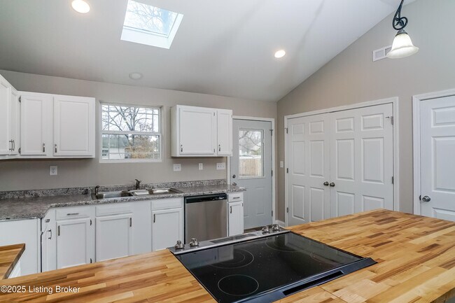 Building Photo - 7103 Betsy Ross Dr