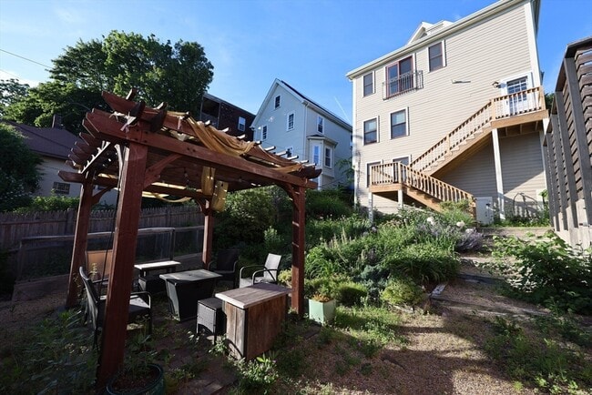 Building Photo - 10 Symmes St