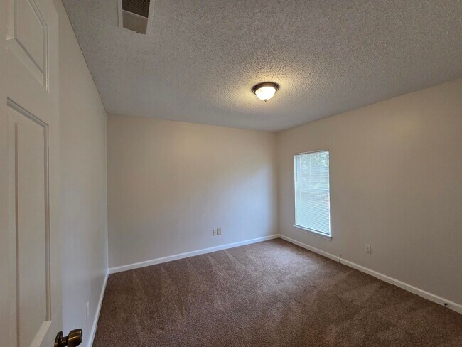 Building Photo - 3945 Oak Branch Cir E