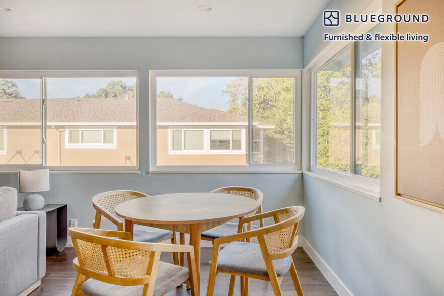 Building Photo - 743 Roble Ave