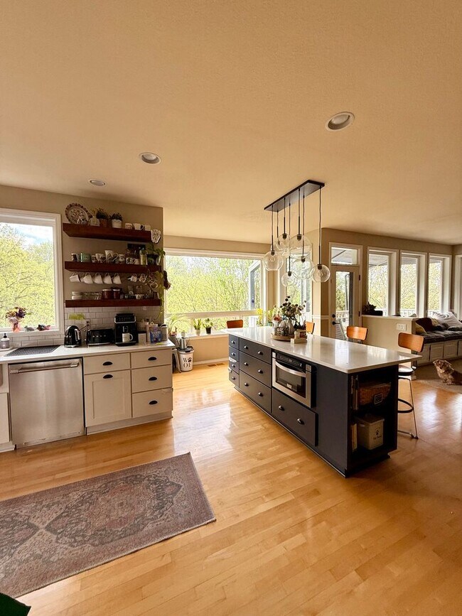 Building Photo - Beautifully Renovated 5 Bed + Bonus Room Home in Forest Heights with a Wrap-Around Porch, Designe...