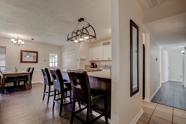 Building Photo - 565 Bell Dr