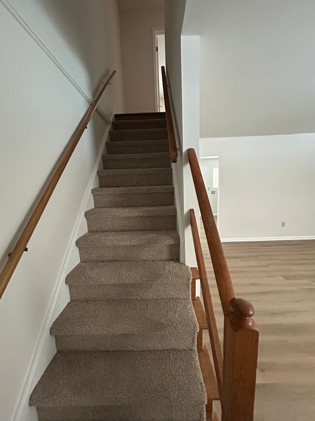 Building Photo - Renovated 2 Bedroom Townhome