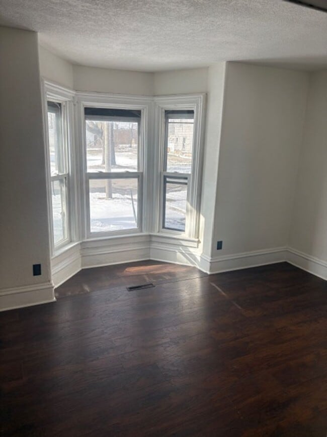 Building Photo - Two Bedroom Apartment in Waterloo, IA