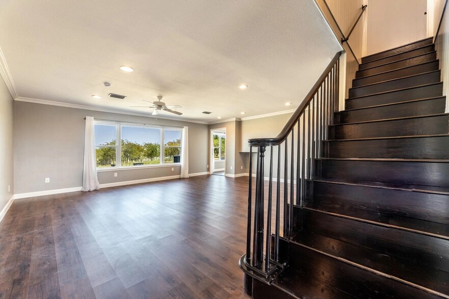 Building Photo - 6200 N Interstate 45 Service Rd