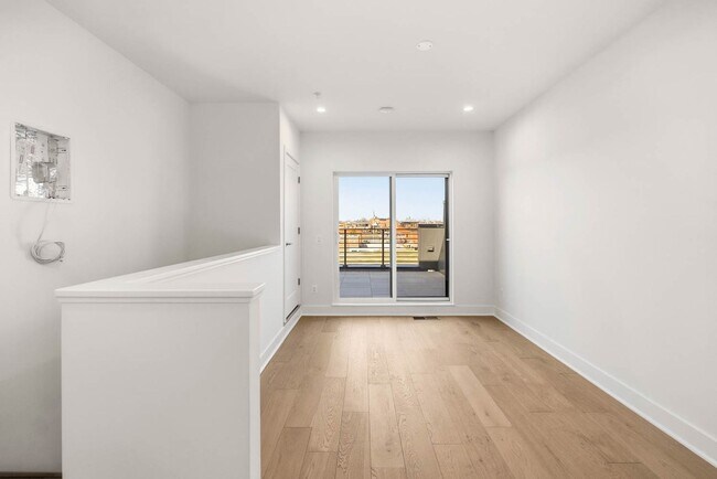 Building Photo - Reservoir District Townhome | 3 Bed + Den | 3.5 Bath | 1,800 Sf | Large Private Rooftop Deck & Ba...