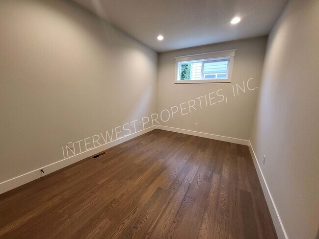 Building Photo - 4 bd 3.5ba dream home in the heart of the Woodlawn District w/Washer/Dryer, Garage & Gas Fireplace!