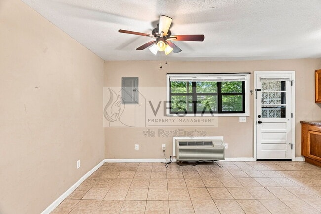 Building Photo - 121 Lyndhurst Dr