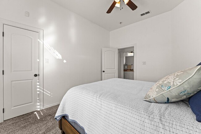 Building Photo - 1400 N Redondo Ave