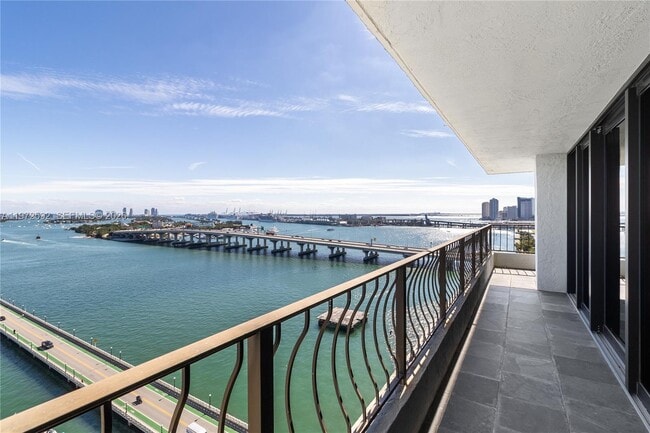 Building Photo - 555 NE 15th St