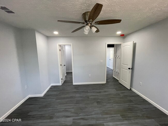 Building Photo - 112 Parker Village Cir