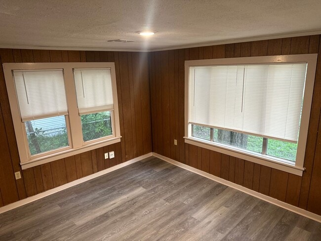 Building Photo - 2 Bedroom, 1 Bathroom Home w/ Fenced-In Backyard and Covered Front Porch in Downtown Springdale