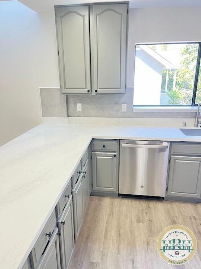 Building Photo - Spacious 3BR|2.5BA Home in the heart of Brisbane