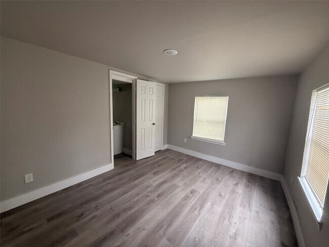 Building Photo - 7010 Corsicana St