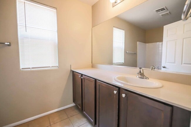 Building Photo - Charming 4 Bedroom Home in Gated Community with Community Pool & Courtyard Entry!
