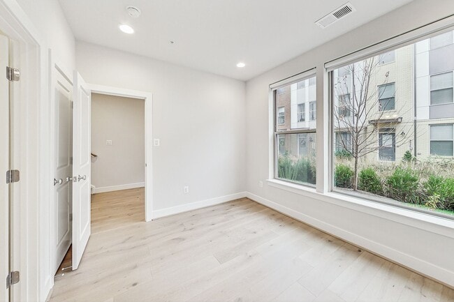 Building Photo - Contemporary 4 bedroom, 3.5 bath Open Concept Townhome!