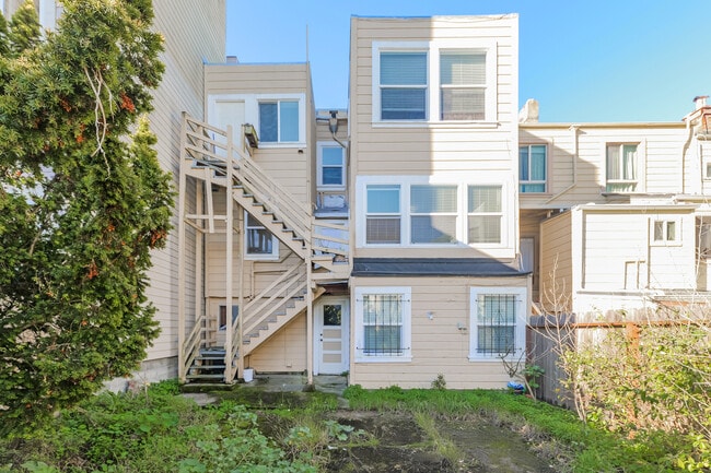 Building Photo - 614 7th Ave