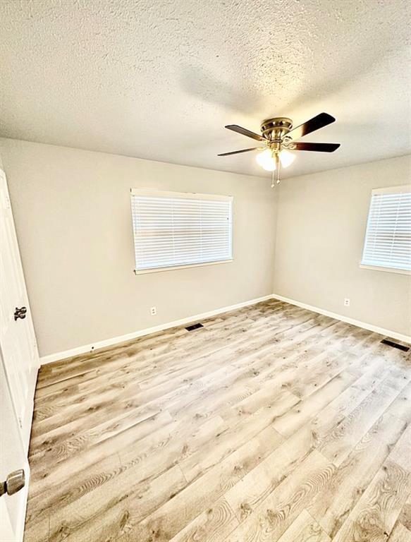 Building Photo - 3215 Oakwood Dr