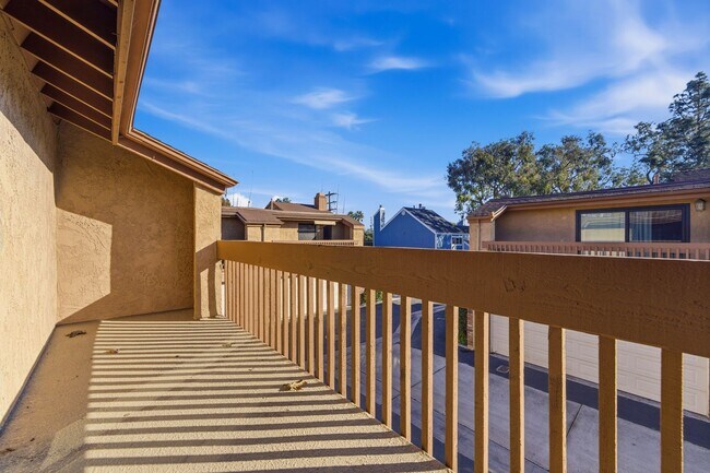 Building Photo - Spacious Westside Townhome Near Parks, Trails, and the Beach