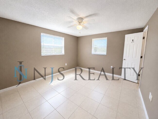 Building Photo - 3034 Roxbury Dr