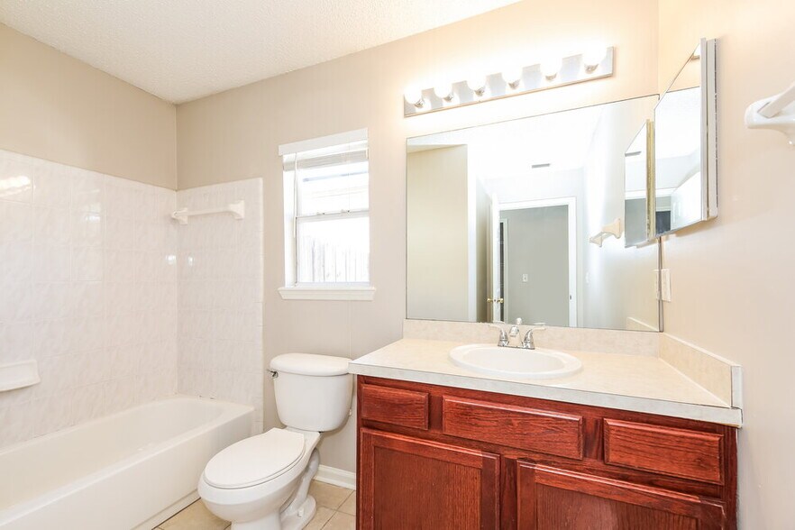 Building Photo - 1302 Ardmore St