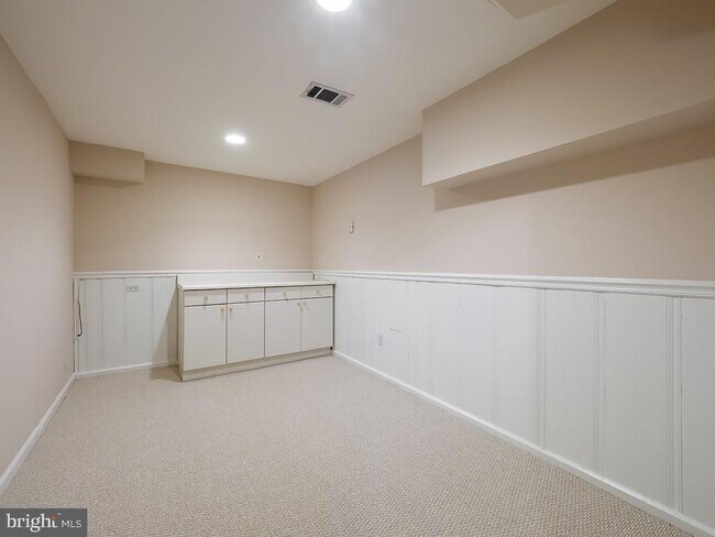 Building Photo - 2702 Navarre Dr