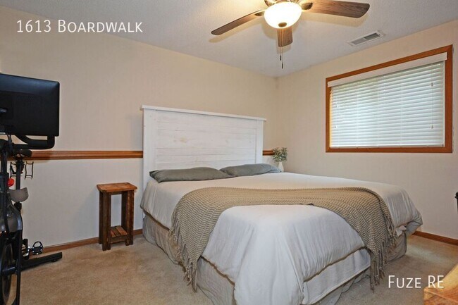 Building Photo - 1613 Boardwalk-