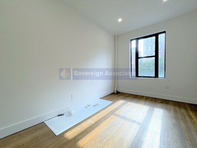 Building Photo - 45 Tiemann Pl