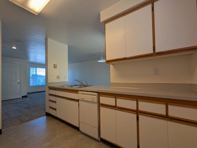 Building Photo - 2-Bedroom, 1-Bath 2-Story Townhouse Apartment Off Bailey Hill!