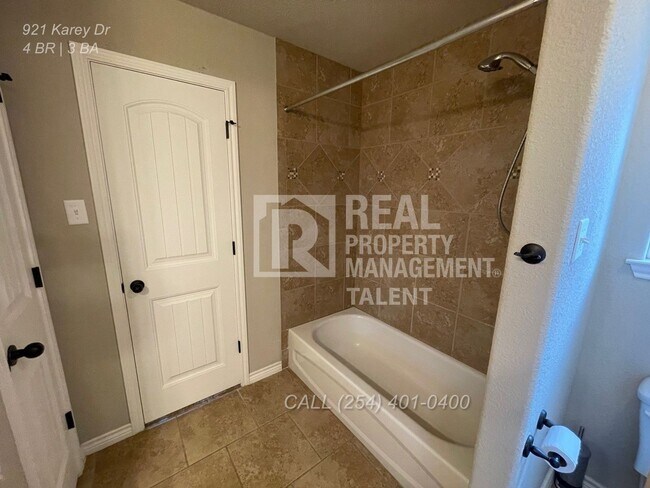 Building Photo - 921 Karey Dr