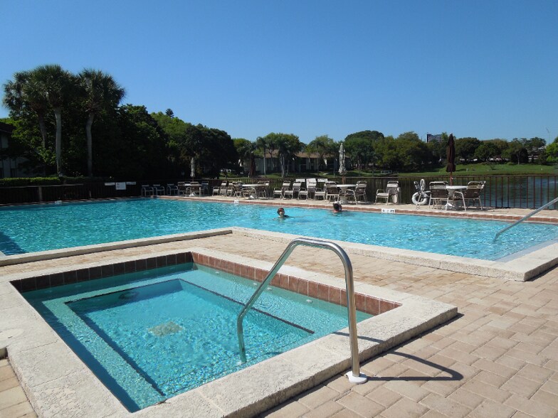 Building Photo - 2699 Pine Ridge Way E