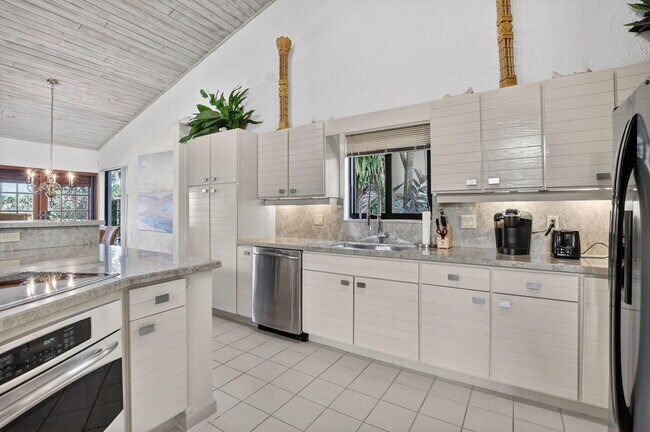Building Photo - 22519 Esplanada Cir