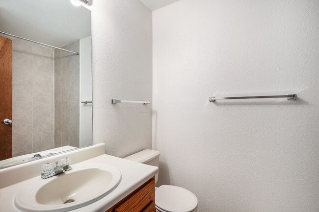 Building Photo - Freshly Painted & Move-In Ready! 2 bedroom - 2.5 Bathroom - Smokey Hill Aurora