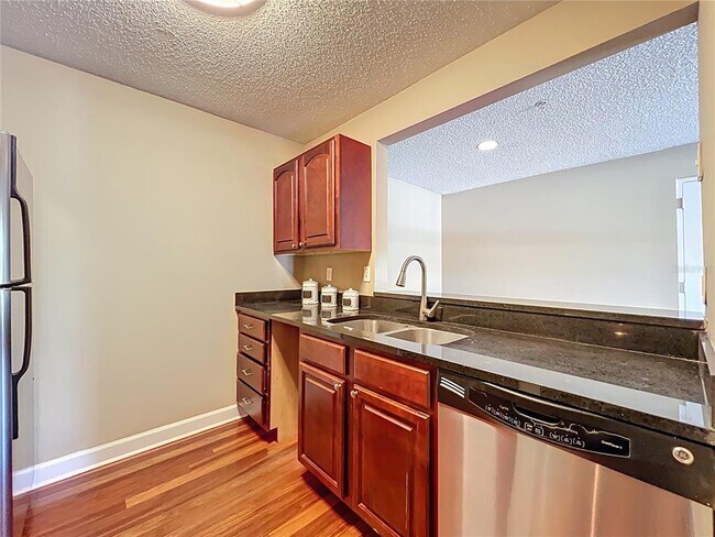 Building Photo - 2065 Dixie Belle Dr