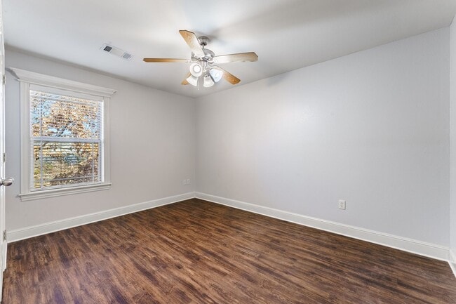 Building Photo - Great size duplex in Gravette!