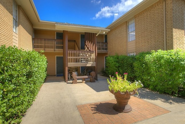 Building Photo - ASHTON PLACE APARTMENTS