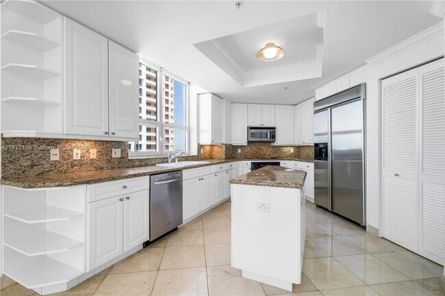 Building Photo - 848 Brickell Key Dr