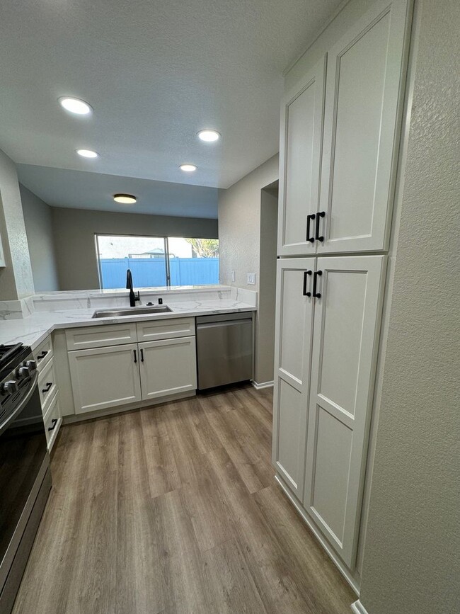 Building Photo - Condo for rent in Oxnard Near Cabrillo Park