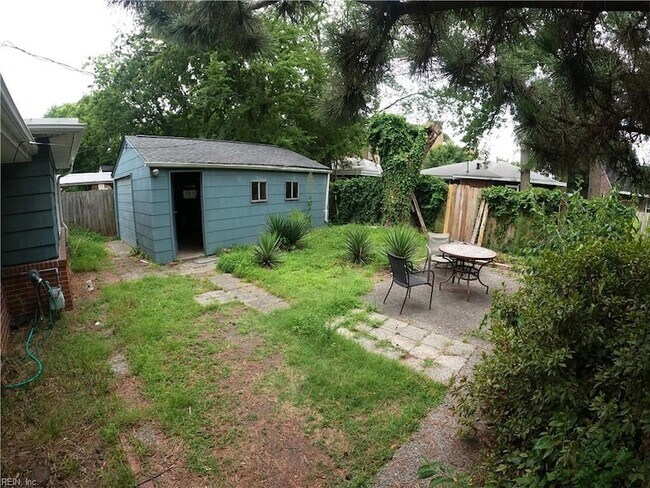 Building Photo - 1725 W 49th St