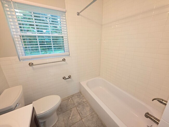 Building Photo - 4134 Sheridan Dr