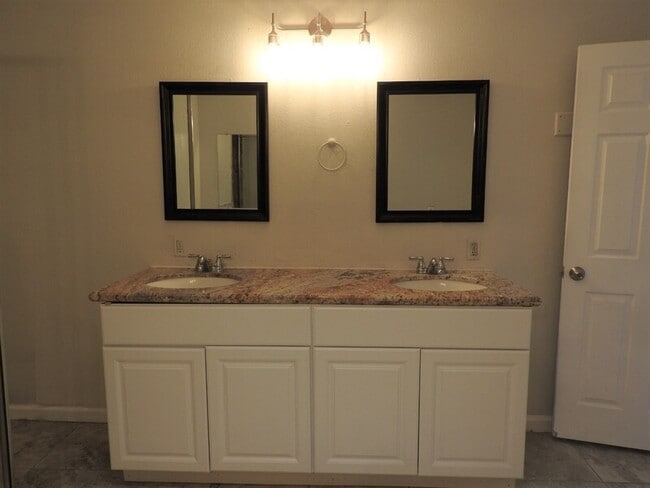 Building Photo - 2220 W Bell Vista Ave