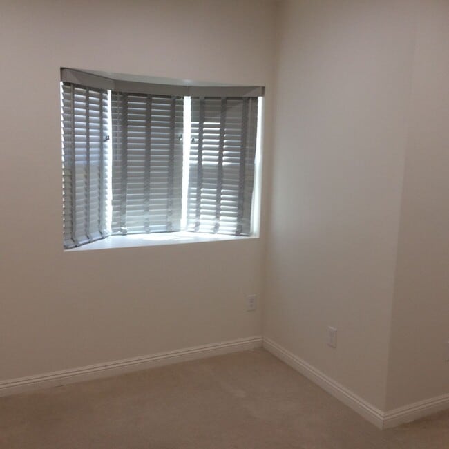 Building Photo - Updated centrally located 2 bedroom 1 bath