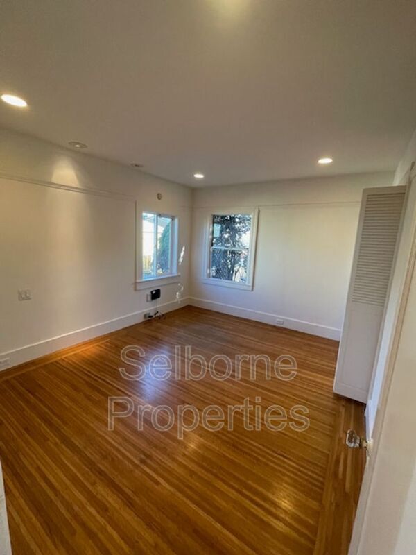 Building Photo - 1424 E 20th St