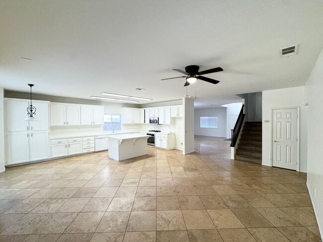 Building Photo - Spacious 6 bedroom home in West Palmdale