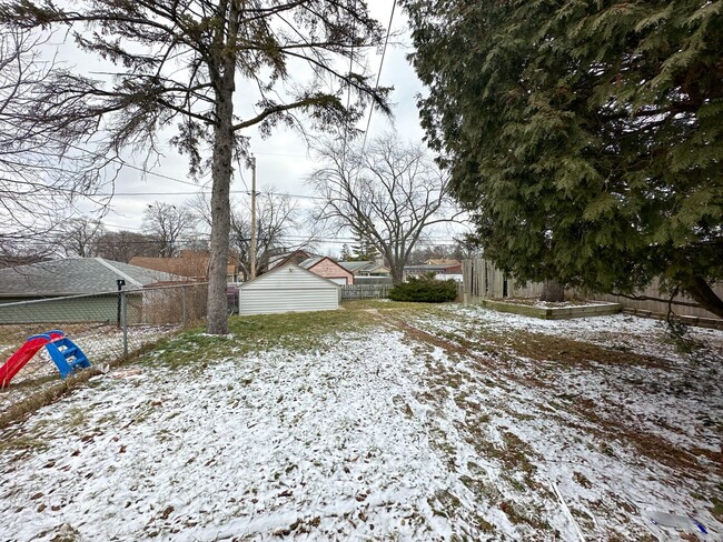 Building Photo - 2 Bedroom Single Family